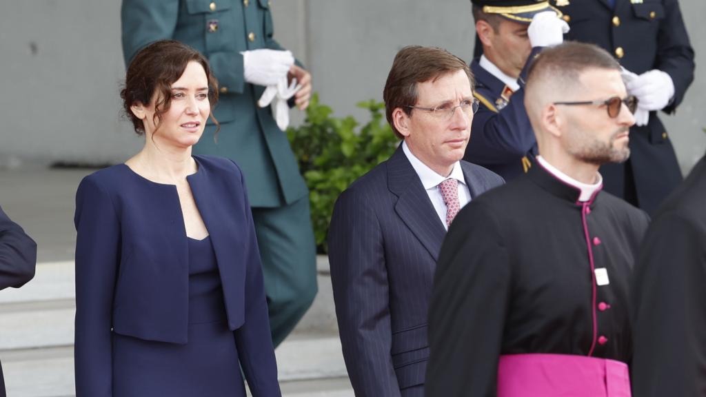 Isabel Díaz Ayuso y José Luis Martínez-Almeida han recibido al papa León XIV en el Pabellón de Estado de la Terminal T4 del Aeropuerto Adolfo Suárez Madrid-Barajas.