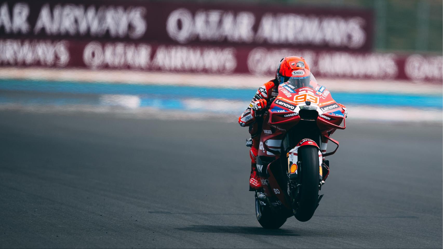 Marc Márquez pilota su Ducati Desmosedici GP26, en la recta del circuito húngaro de Balaton.  