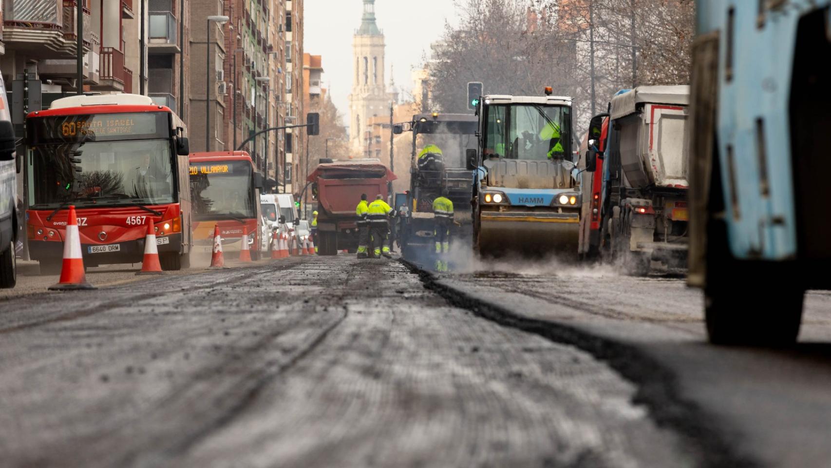 Las máquinas, trabajando en el asfalto de las calles de Zaragoza.