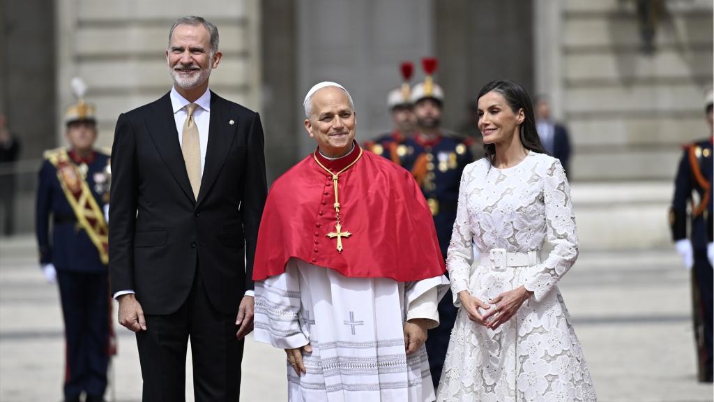 El Rey Felipe VI y la Reina Letizia asisten a la ceremonia de bienvenida al Papa León XIV en el Palacio Real.
