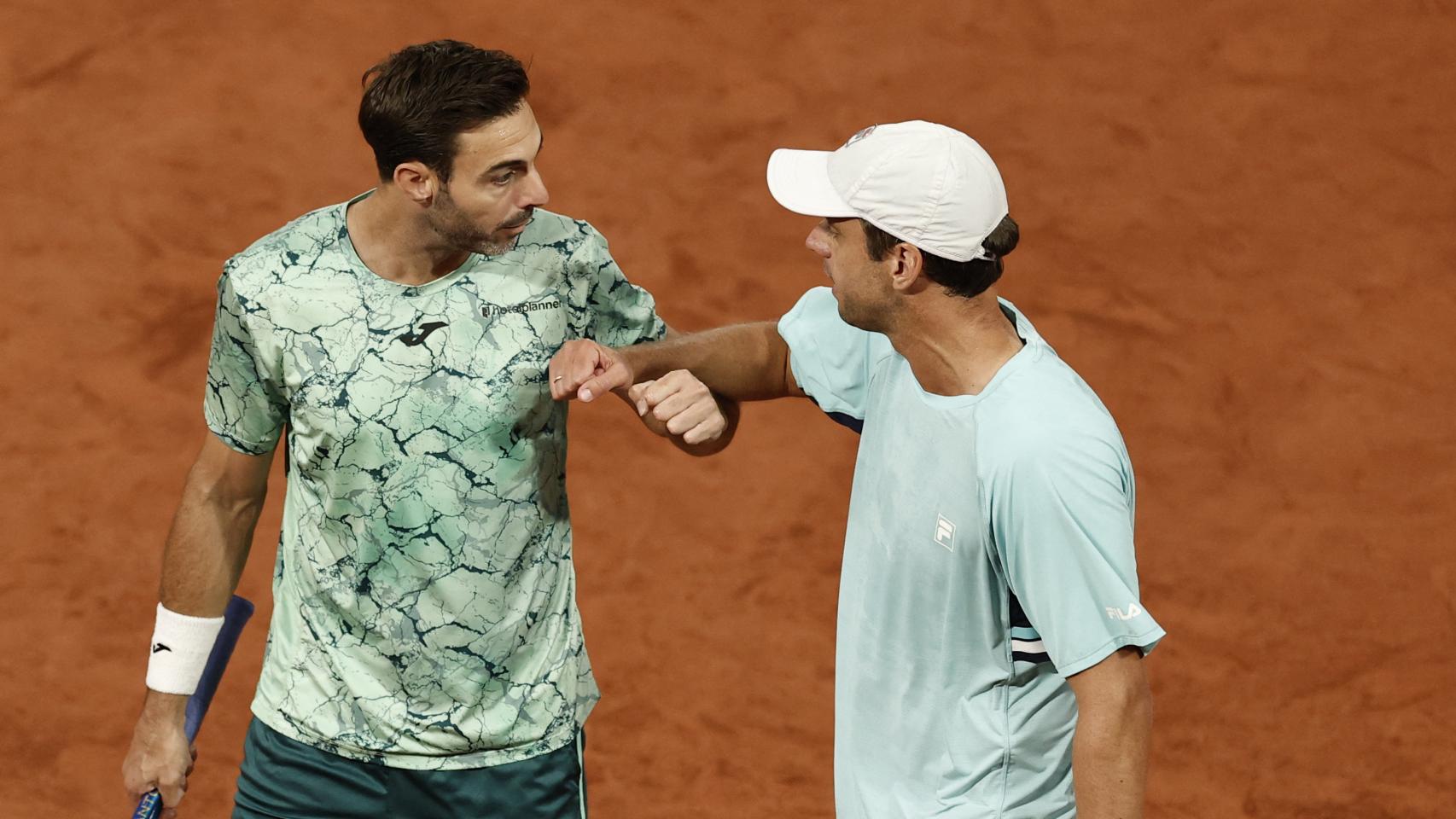 Marcel Granollers celebra un punto junto a Zeballos en la final de Roland Garros.
