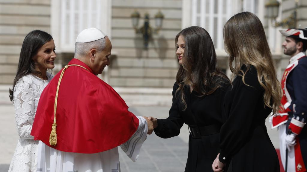 Las hijas de los Reyes saludan al Pontífice en el Palacio Real.