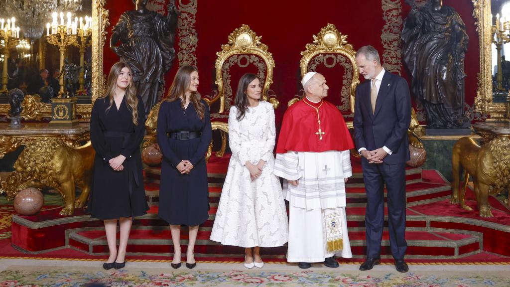 La Familia Real, con el Papa León XIV, en el Palacio Real de Madrid.