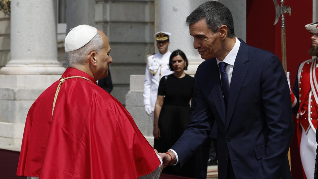 El papa León XIV estrecha la mano de Pedro Sánchez.