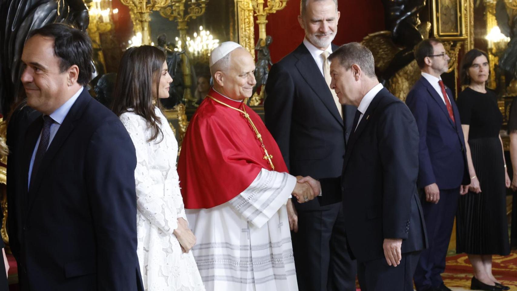 El presidente de Castilla-La Mancha, Emiliano García-Page, saludando a León XIV durante la recepción en el Palacio Real.