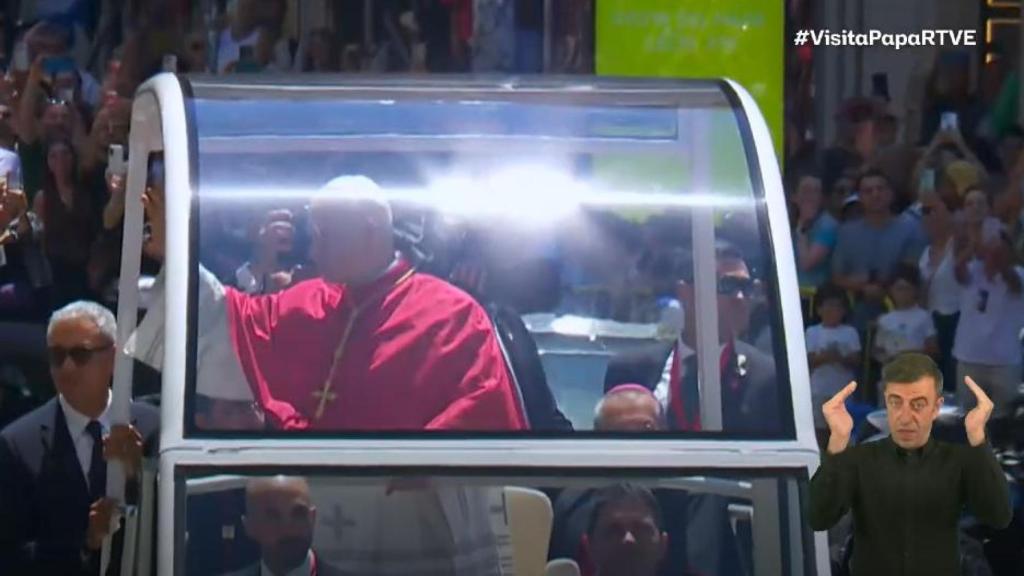 León XIV en el papamóvil.