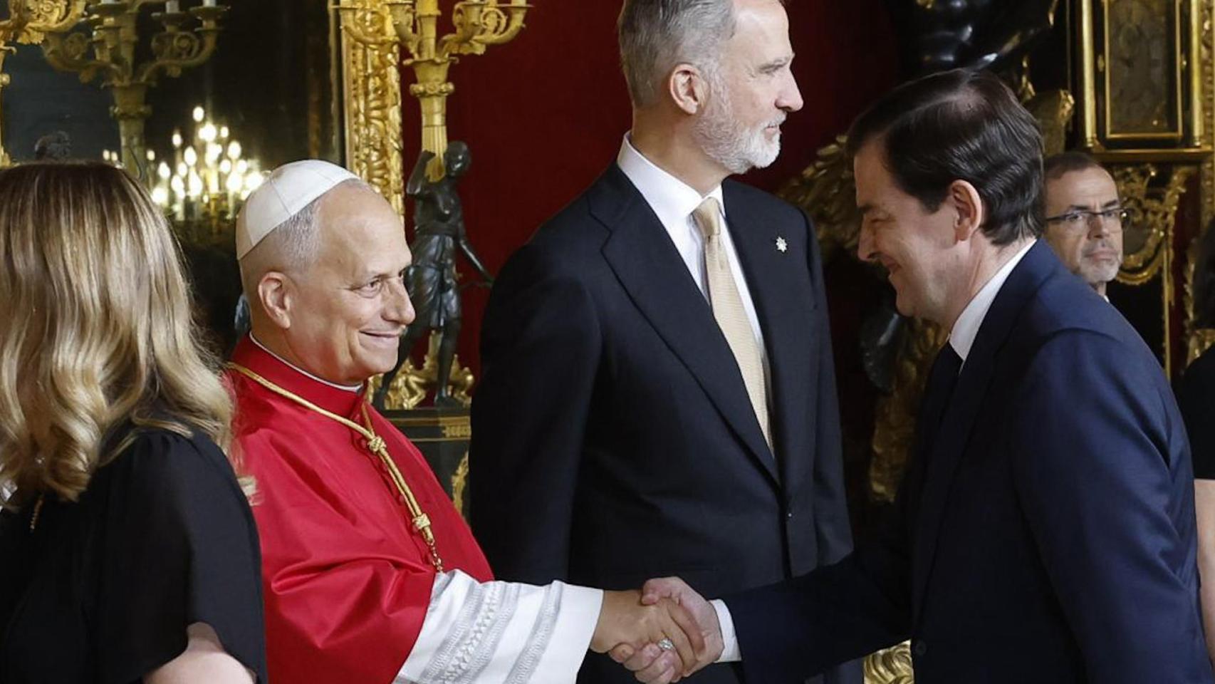 Mañueco saluda al papa León XIV. 