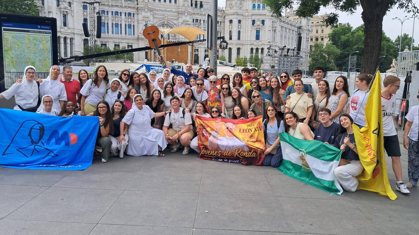 Un nutrido número de jóvenes acude a Madrid para ver al Papa. 