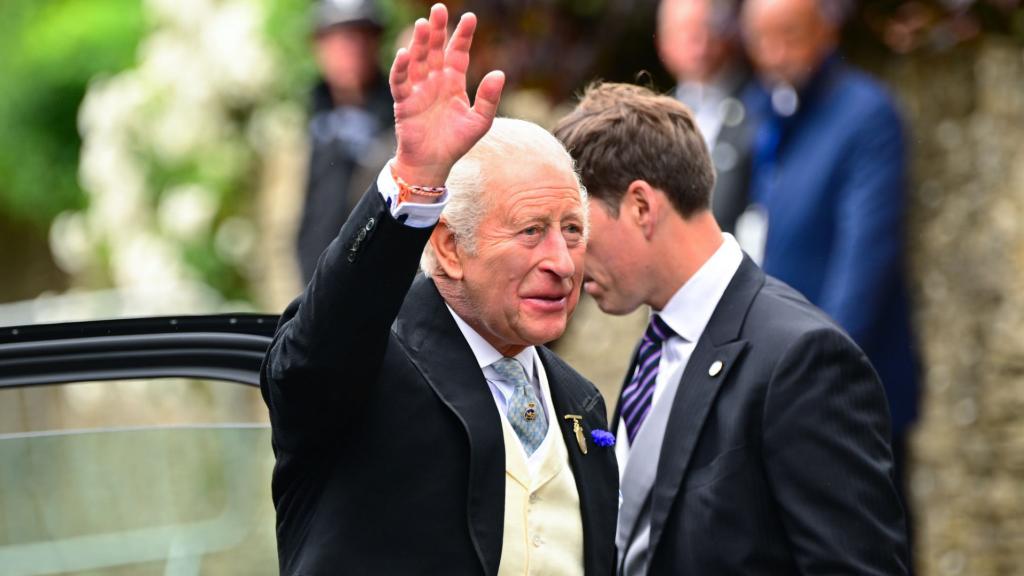 El rey Carlos III de Inglaterra, en la boda de su sobrino, Peter Philips.