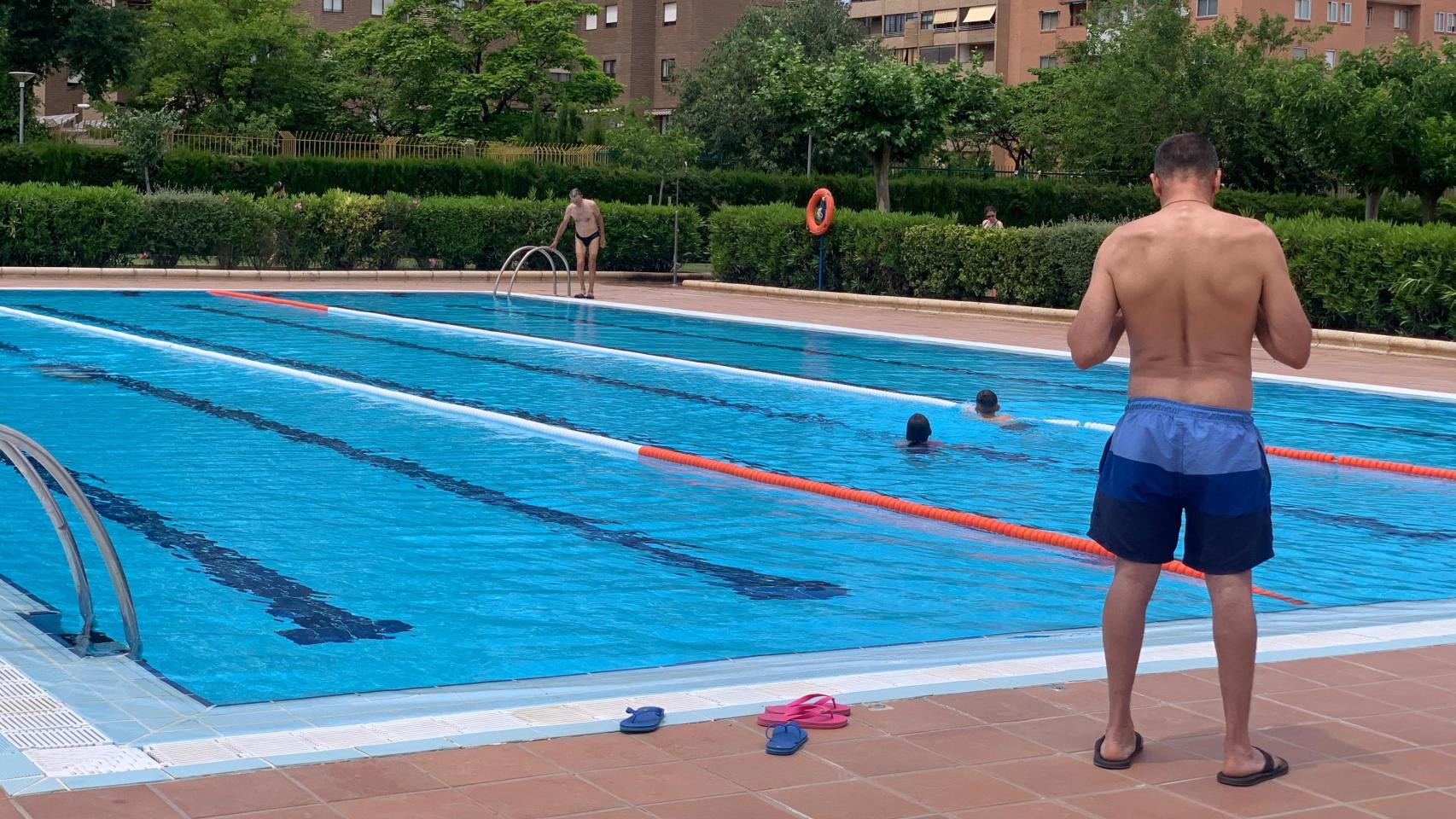 Usuarios en las piscinas municipales del Actur, en Zaragoza, este sábado.