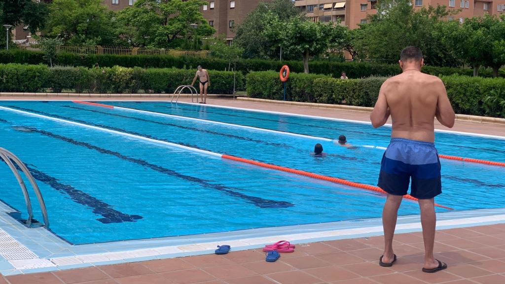 Usuarios en las piscinas municipales del Actur, en Zaragoza, este sábado.