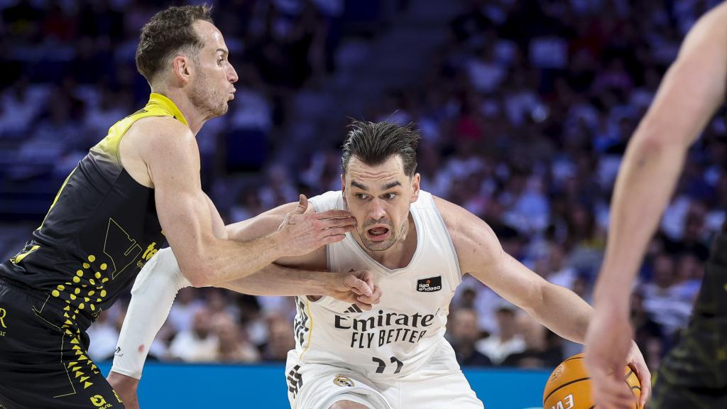 Mario Hezonja, presionado por Marcelinho Huertas.