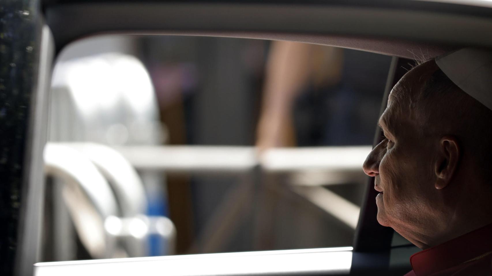 El papa León XIV se traslada en coche cerrado desde la Plaza de Colón hasta la Nunciatura después del recorrido en papamóvil tras finalizar la ceremonia de bienvenida oficial celebrada en el Palacio Real.