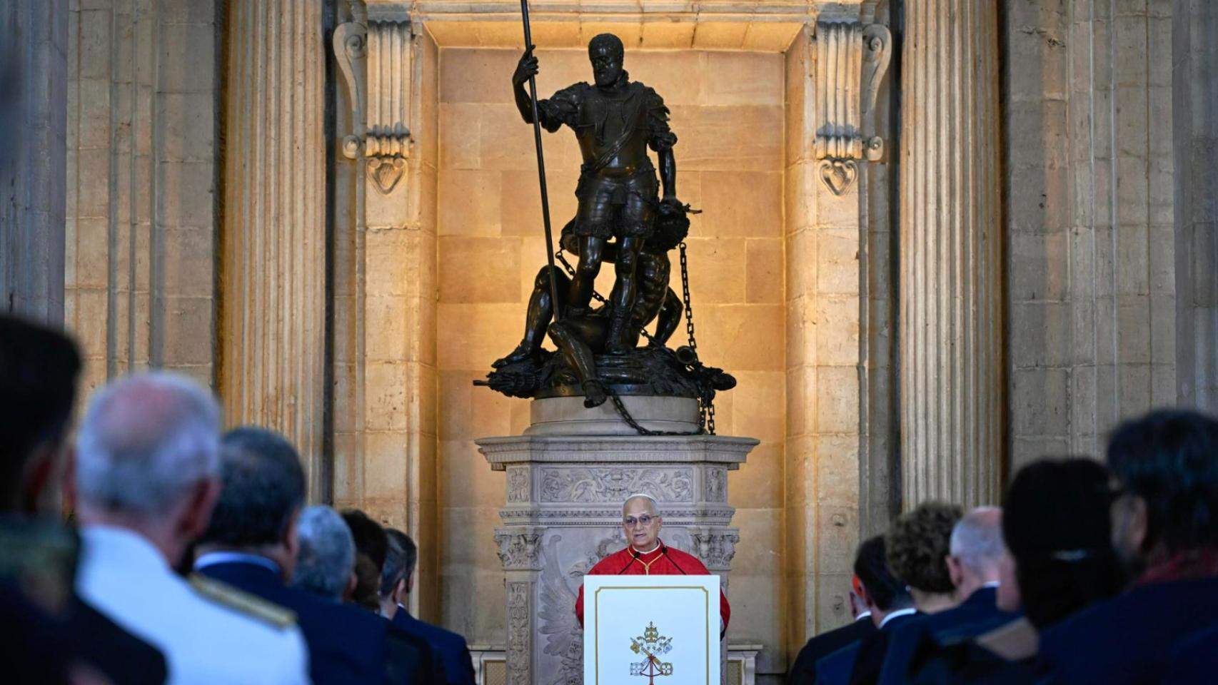 León XIV pronuncia un discurso en el Salón de las Columnas durante el acto de bienvenida oficial al Sumo Pontífice en el Palacio Real.