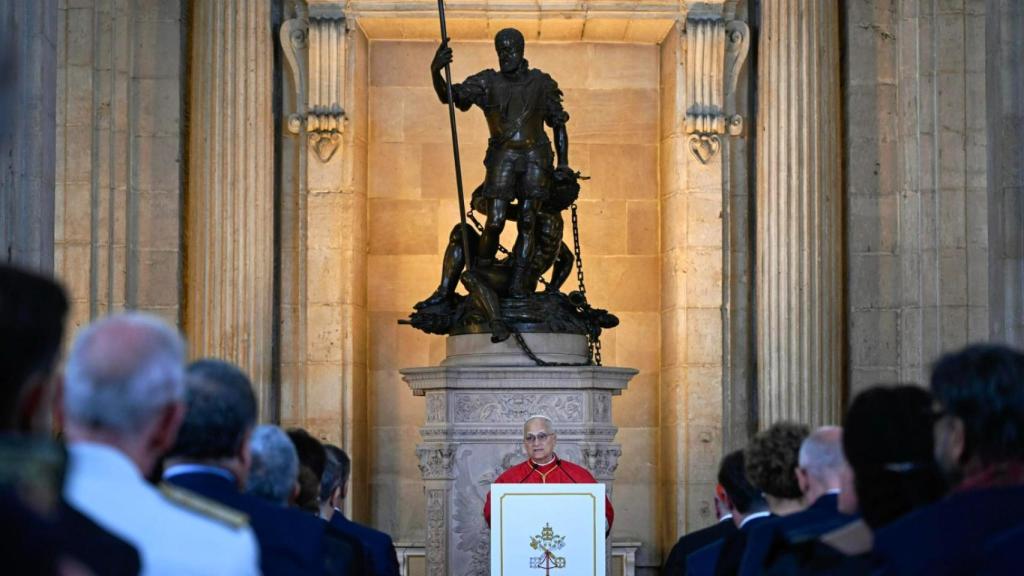 León XIV pronuncia un discurso en el Salón de las Columnas durante el acto de bienvenida oficial al Sumo Pontífice en el Palacio Real.