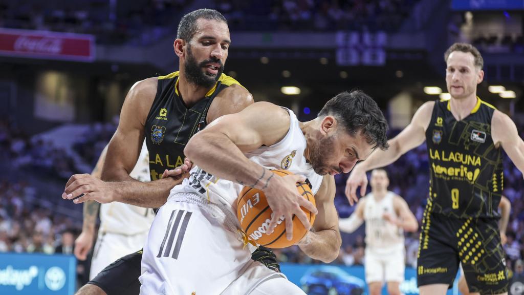 Campazzo aguanta el balón ante la presión de Scrubb.