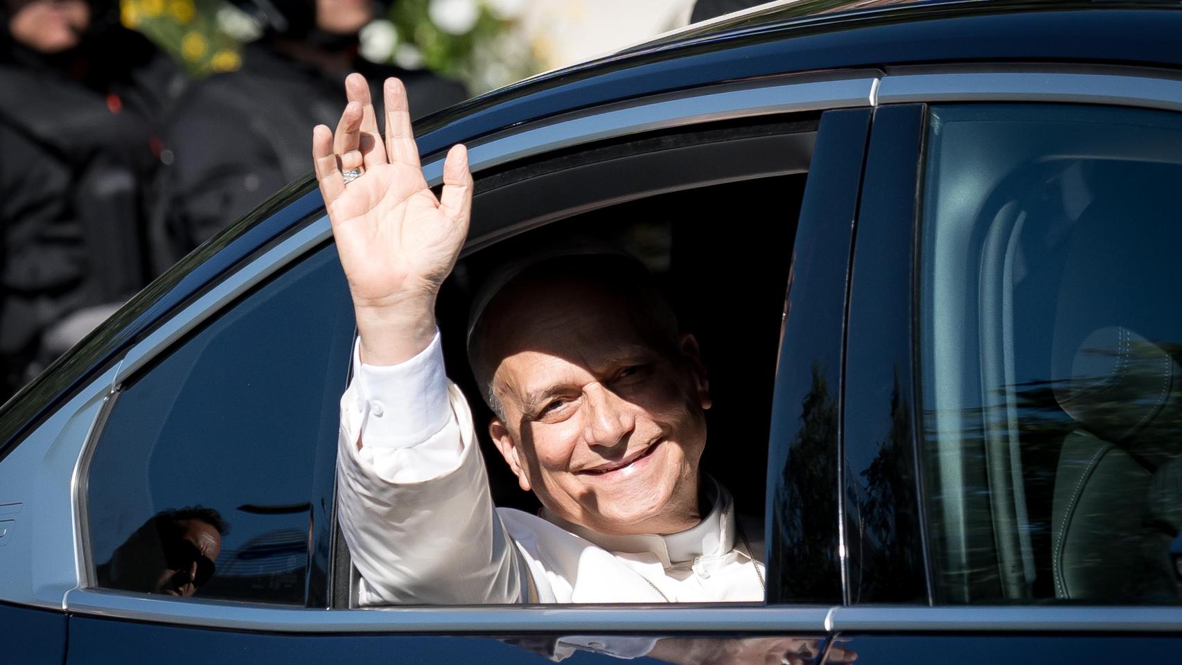 El Papa León XIV sale de la sede de la Nunciatura Apostólica. 