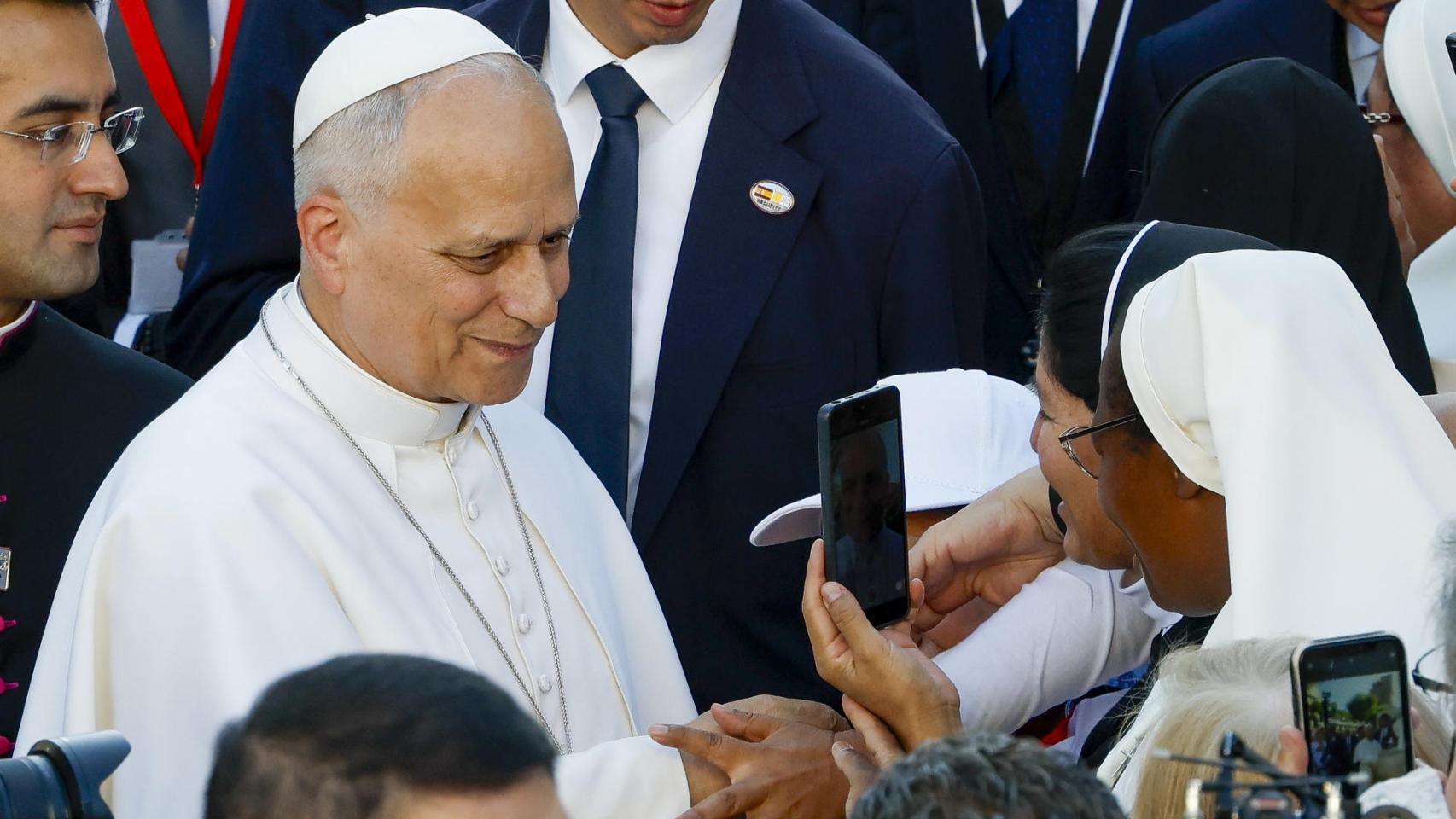El Papa León XIV saluda a los asistentes durante su visita este sábado al centro CEDIA 24 Horas, de Cáritas Madrid.