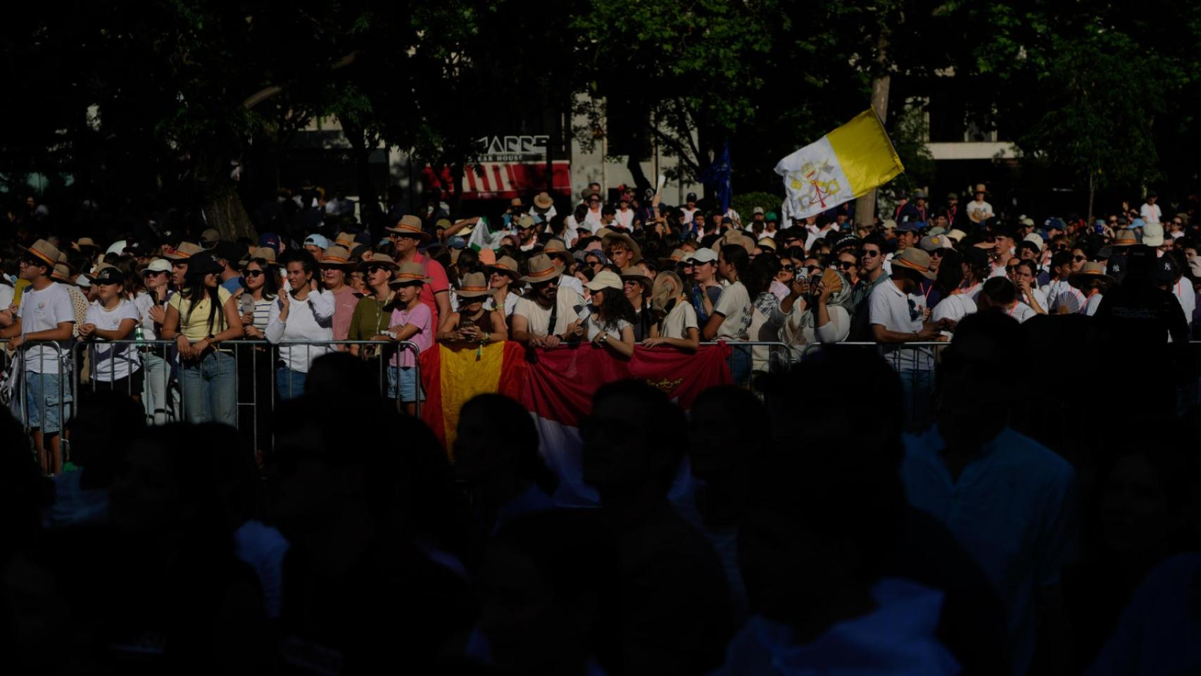Imagen de jóvenes religiosos agolpados en las jornadas del sábado por la visita de León XIV.