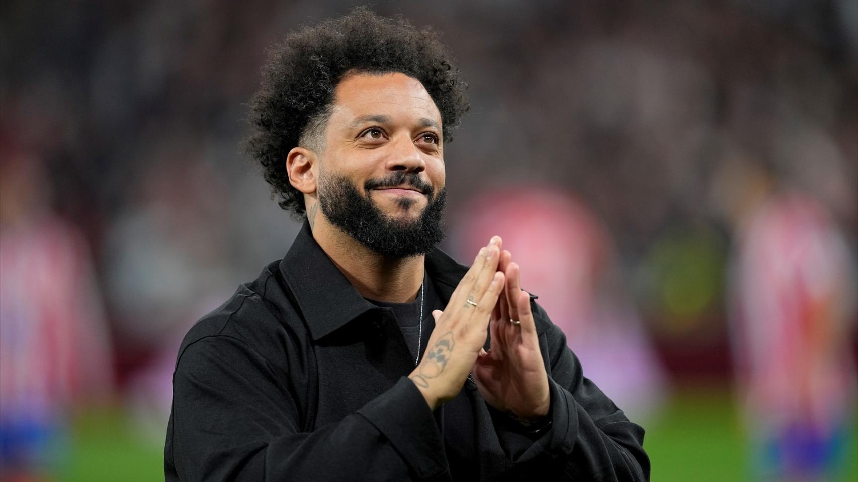 Marcelo recibe el reconocimiento del Bernabéu.