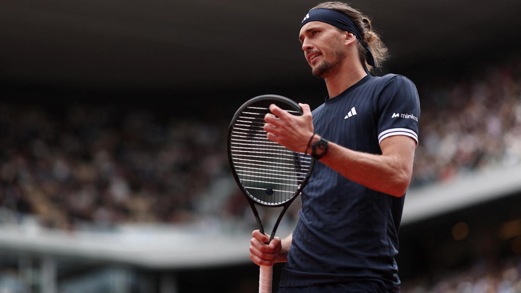 Zverev, durante el partido ante Mensik en Roland Garros.