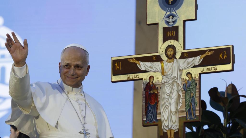 El Papa saluda a los jóvenes durante la Vigilia.