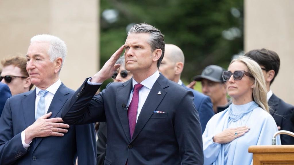 Pete Hegseth este sábado en el cementerio militar estadounidense de Colleville-sur-Mer, en Normandía.