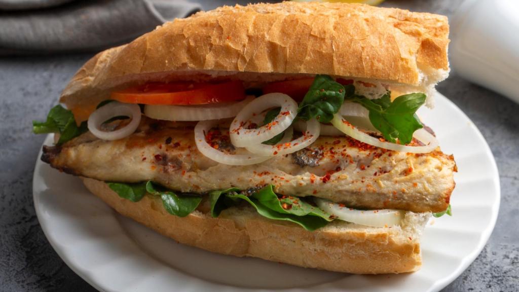 Un bocadillo de pescado a la plancha