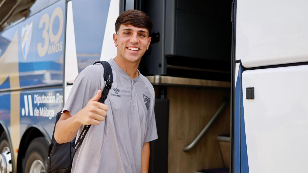 Izan Merino antes de subirse al autobús del Málaga CF.