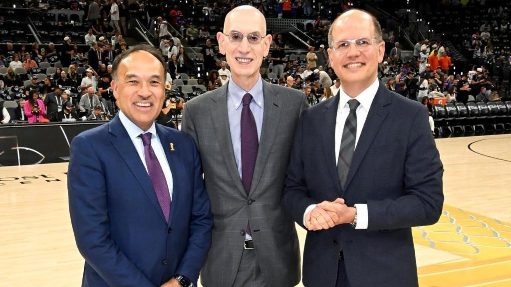 Mark Tatum, comisionado adjunto y director de operaciones (COO) de la NBA, Adam Silver, comisionado de la NBA y Andreas Zagklis, secretario general de la FIBA