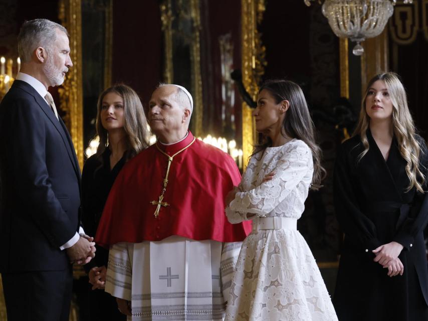 Los Reyes y sus hijas ha mantenido un encuentro privado en el salón de Gasparini.
