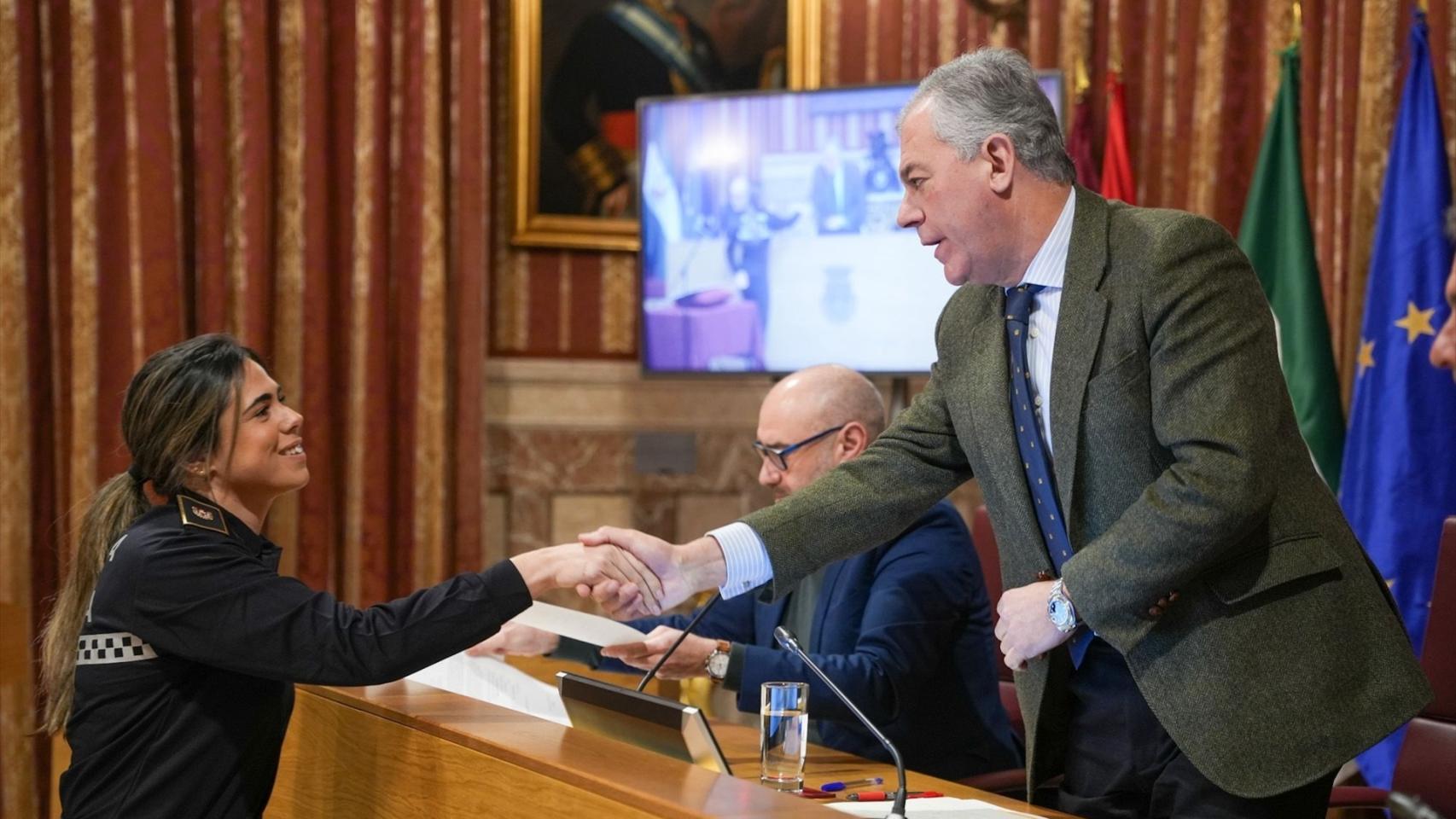El alcalde de Sevilla, José Luis Sanz, en la toma de posesión de una agente de la Policía Local.