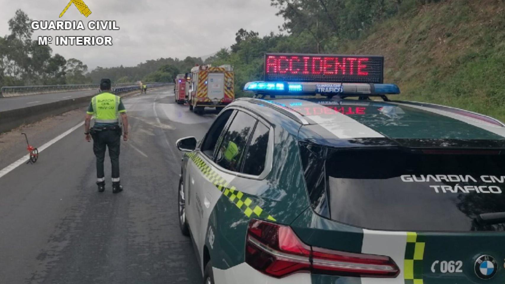 Cortada la AP-9 en Mos tras el vuelco de un camión cisterna con gasóleo. 