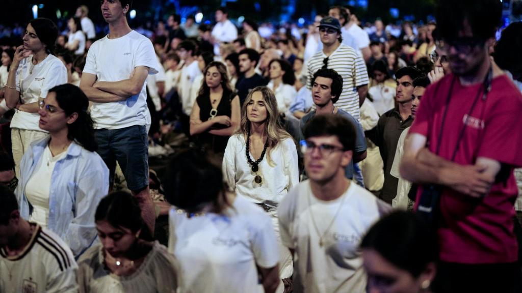 Fieles en a la Vigilia de Oración celebrada en la Plaza de Lima de Madrid el pasado sábado.