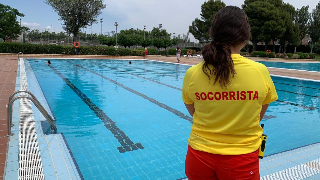 Una socorrista, este sábado, en las piscinas municipales del Actur, en Zaragoza.