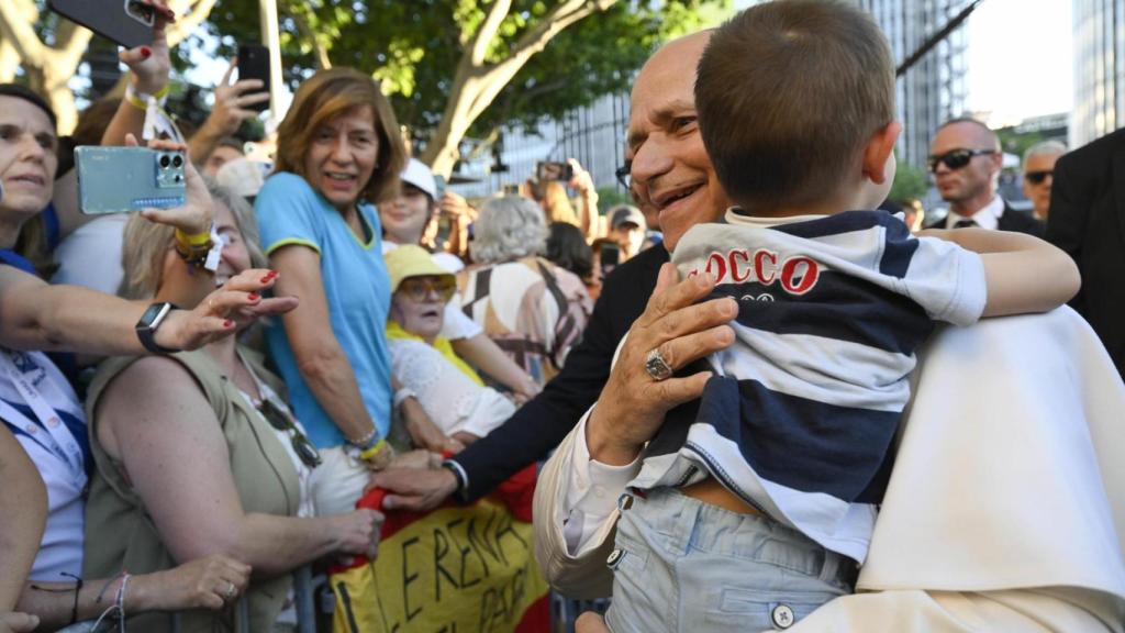 El Papa abraza a un niño durante su llegada a la Vigilia.