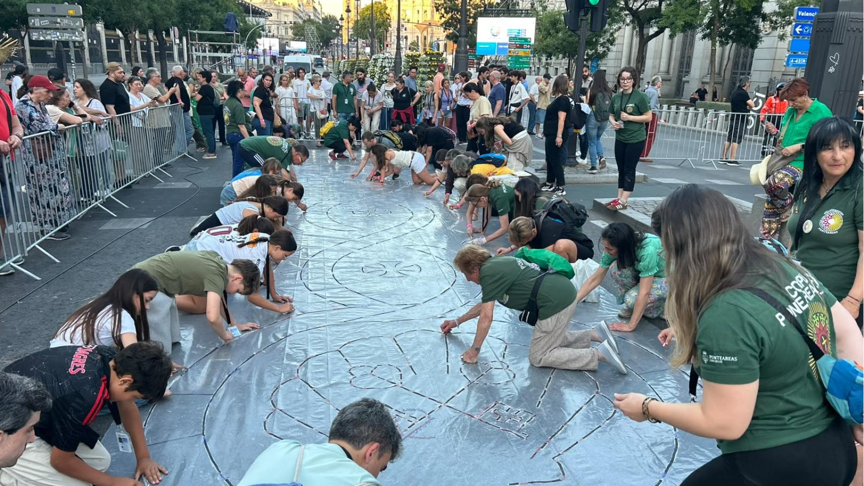 las gallegas que crean una alfombra de 30.000 claveles que pisará el Papa en el Corpus