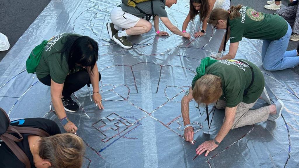 Miembros de Ponteareas haciendo una de las alfombras.