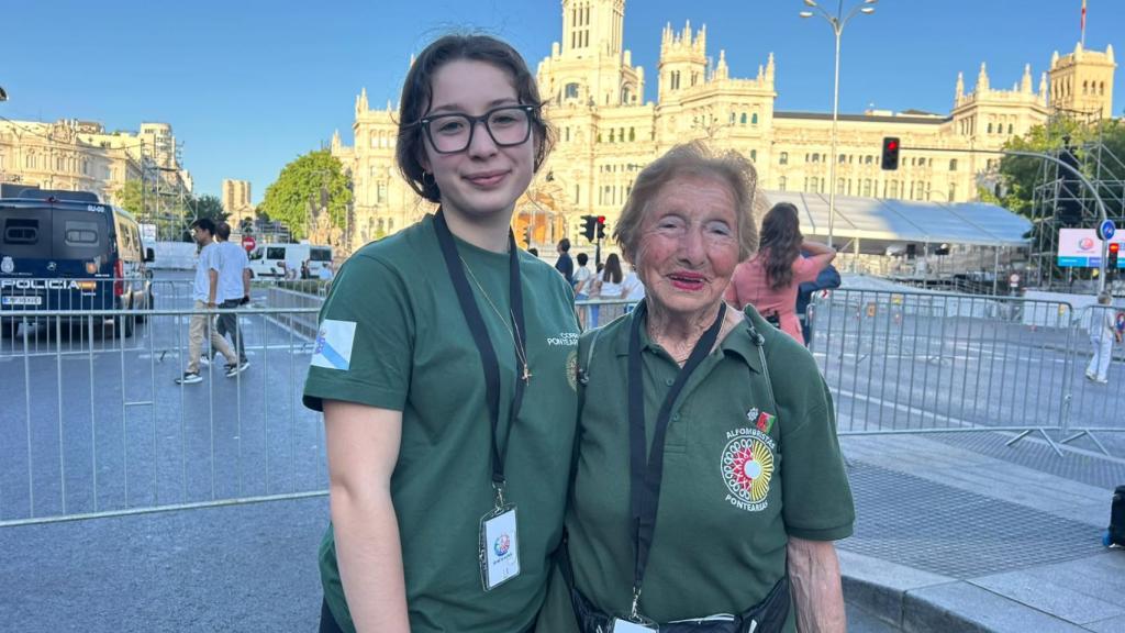 Noa e Ilvira enfrente del Palacio de la Cibeles antes de empezar la elaboración de la alfombra foral.