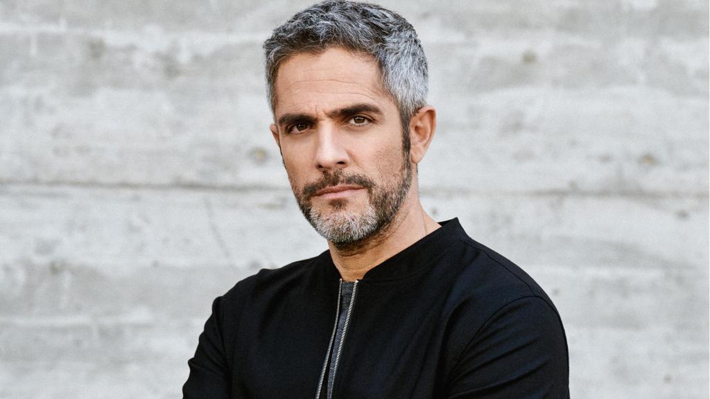 El periodista, Roberto Leal, con su nueva novela 'El Sótano'.