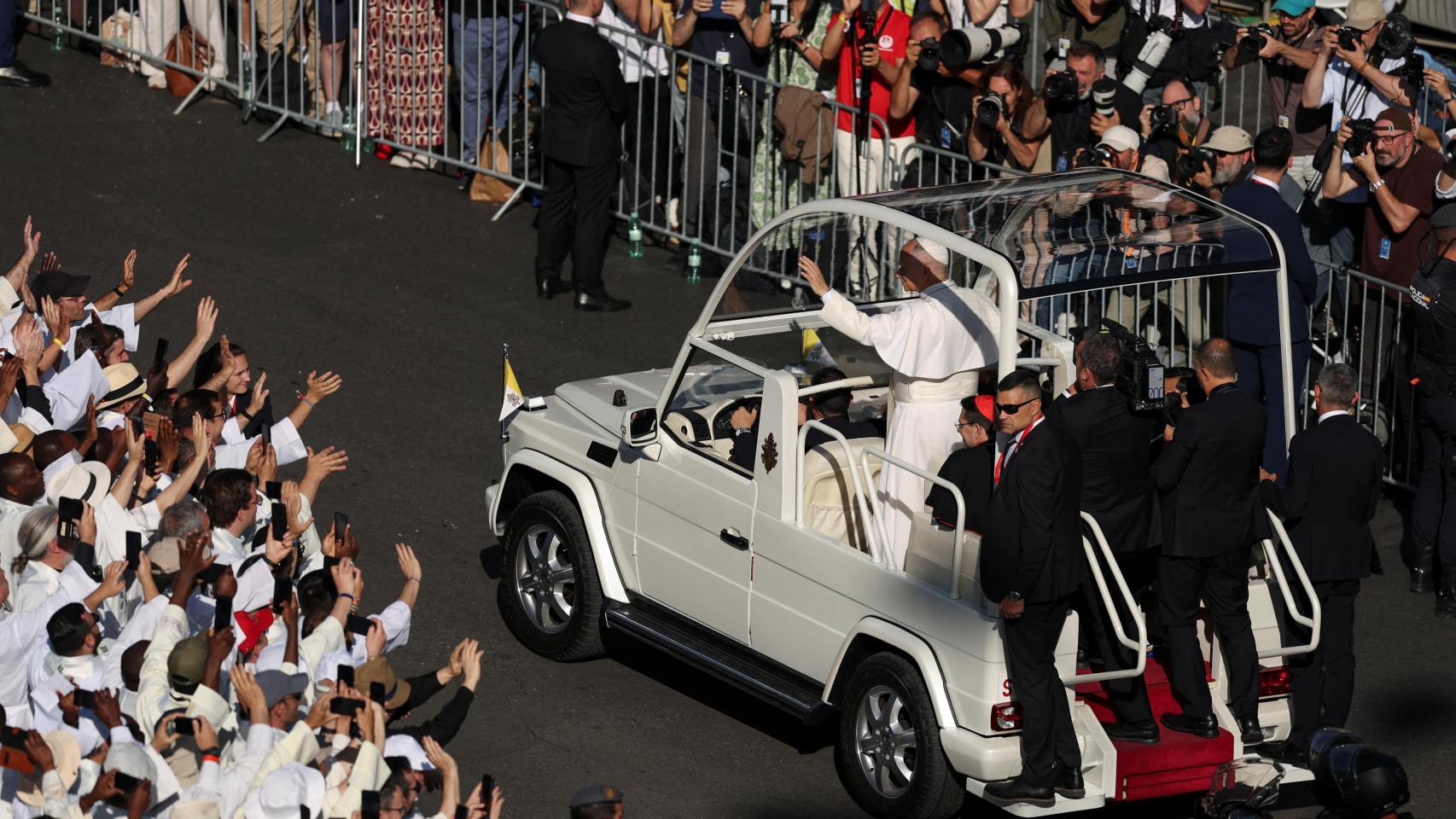El Papa a su llegada a la misa de Cibeles.