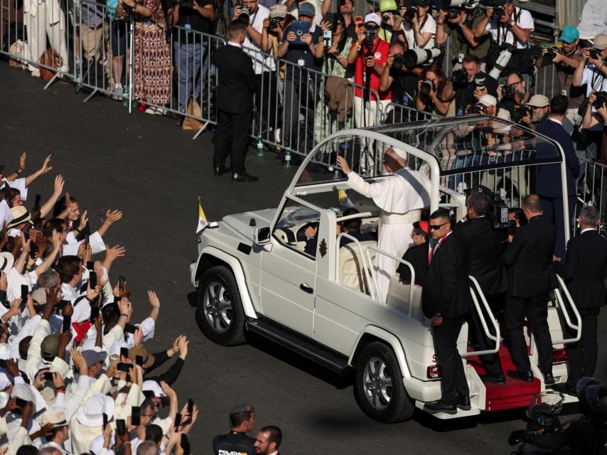El Papa a su llegada a la misa de Cibeles.
