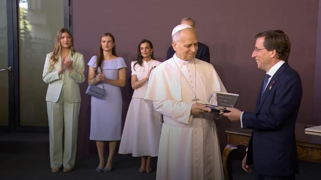Almeida le da la llave de oro de la ciudad al Papa León XIV