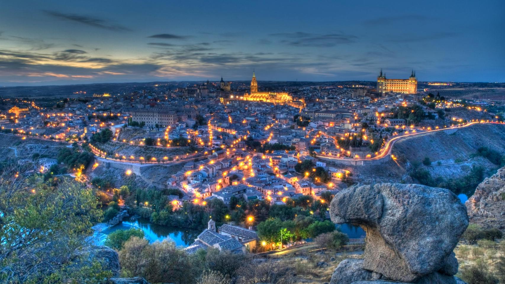 El casco histórico de Toledo iluminado.