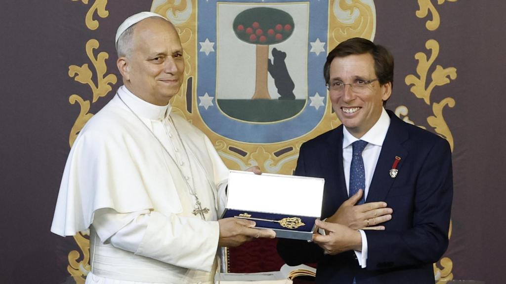El papa León XIV (i) recibe de manos del alcalde de Madrid, José Luis Martínez Almeida (d), la Llave de Oro de la ciudad antes del comienzo de la misa de Corpus Christi que el papa León XIV va a presidir en la plaza de Cibeles, este domingo en Madrid.
