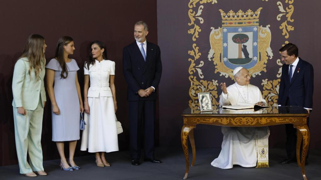 La Familia Real, junto al papa León XIV y el alcalde de Madrid.