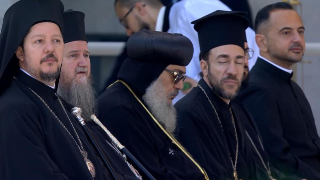 Miembros de la iglesia ortodoxa en la misma del Papa.