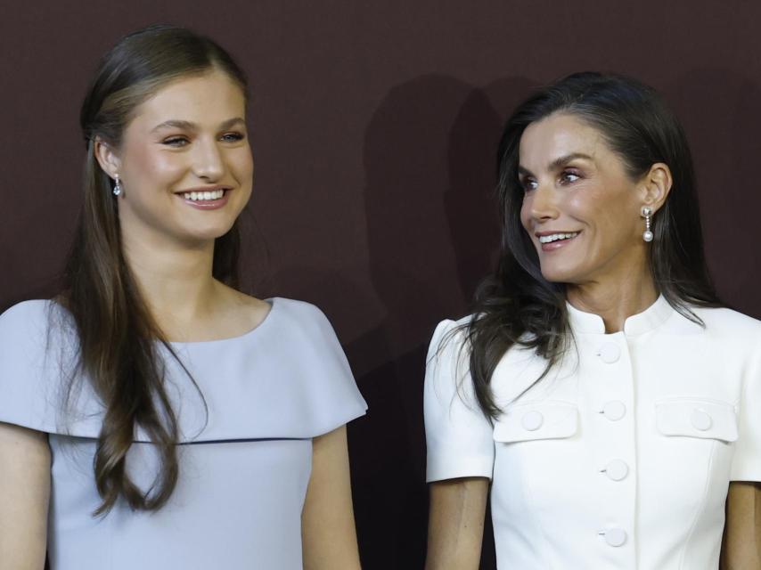 La princesa Leonor junto a su madre, la reina Letizia.