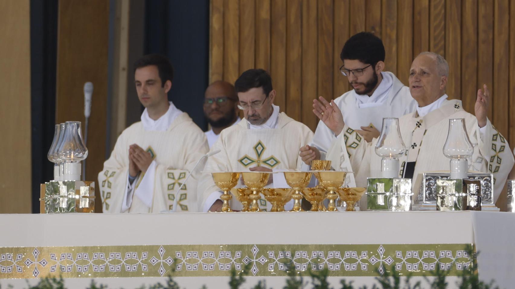 El papa León XIV (d) oficia la misa del Corpus Christi este domingo en la Plaza de Cibeles de Madrid.