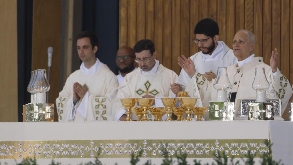 El papa León XIV (d) oficia la misa del Corpus Christi este domingo en la Plaza de Cibeles de Madrid.